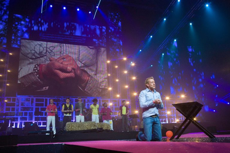 Kerst op de EO-Jongerendag: Bram Rebergen liet Gods kwetsbare liefde zien met een kribbe